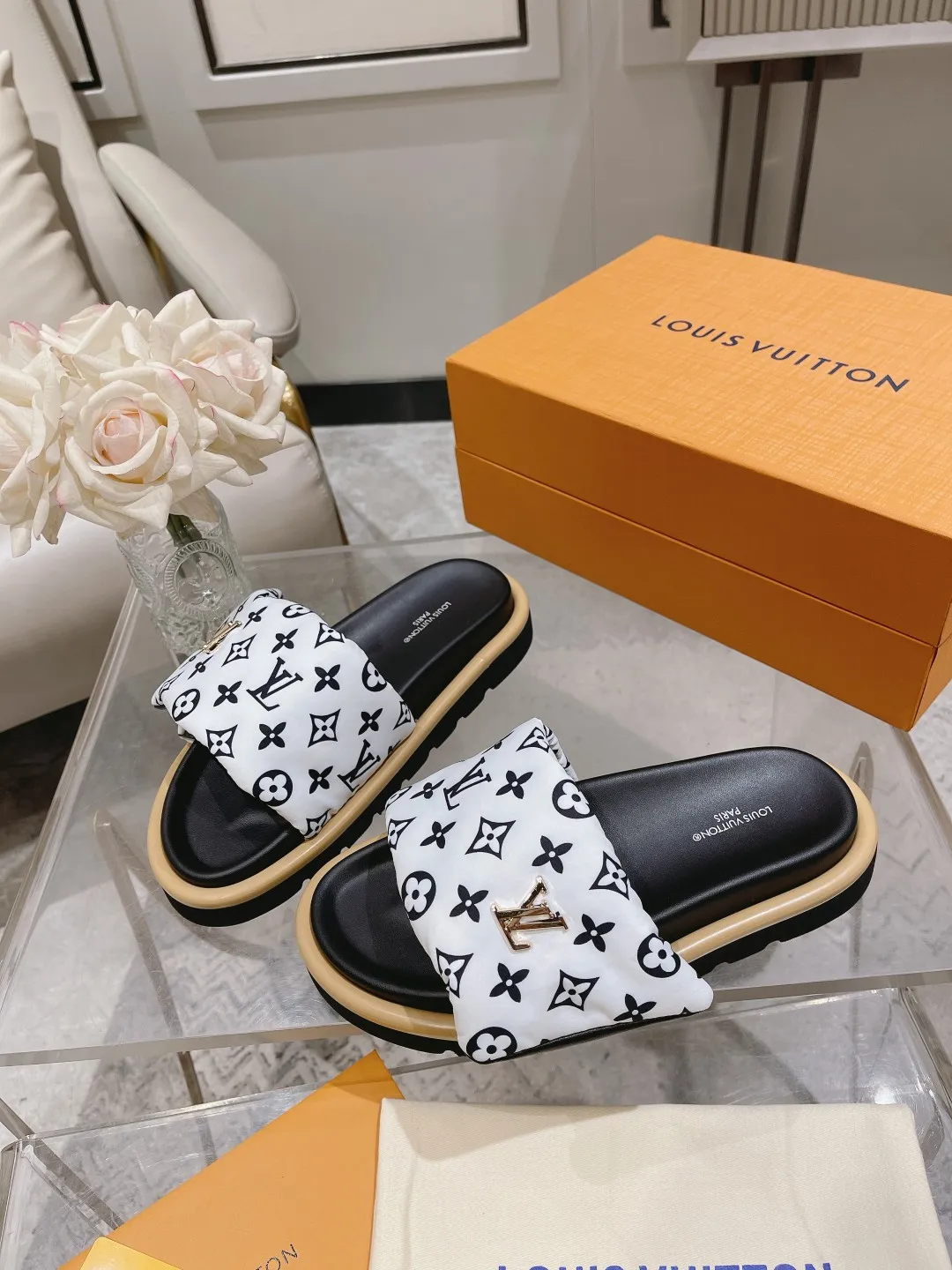 👟👟Ex-factory price 360👟👟 Lvjia brand | ²⁰²5 𝐬𝐬 💛2025 spring and summer latest popular Velcro series...Couple style thick-soled slippers, new rare products at the purchasing level💫 🍒This style is the favorite of celebrities🌟big internet celebrities. A simple and elegant sandal. A good style that you can't take your eyes off at a glance! The thick sole has the effect of increasing the height of the feet. It has the function of elongating the legs immediately. It is exquisite and low-key luxury✔️ No matter it is paired with skirts or trousers, it is super aura🛍 ━━━━━ ЅᏇєєt ━━━━━ ▪️Upper: LV old floral fabric ▪️Outsole: original molded outsole ▪️Shoe size: 35-45